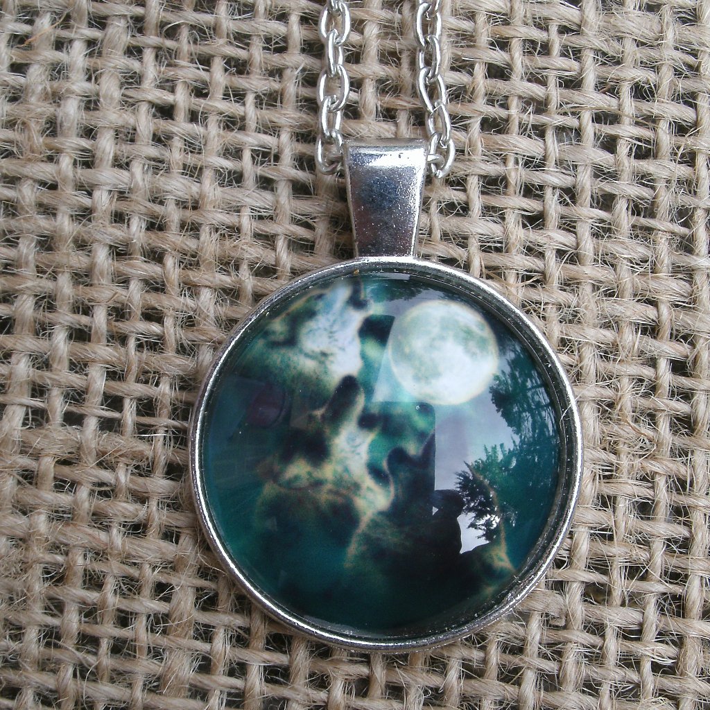 Howling Wolf Trio Glass Cabochon Pendant Necklace 17$